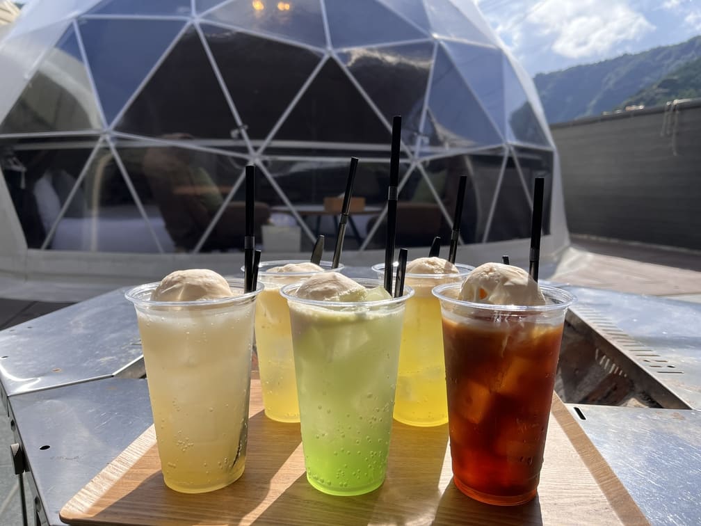 フロント販売のコーヒーフロートなどのドリンク